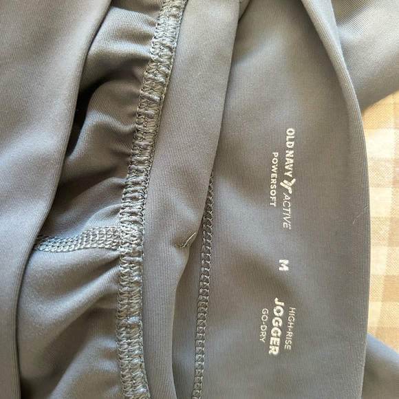 Old Navy Active Tech Joggers - Picture 4 of 4